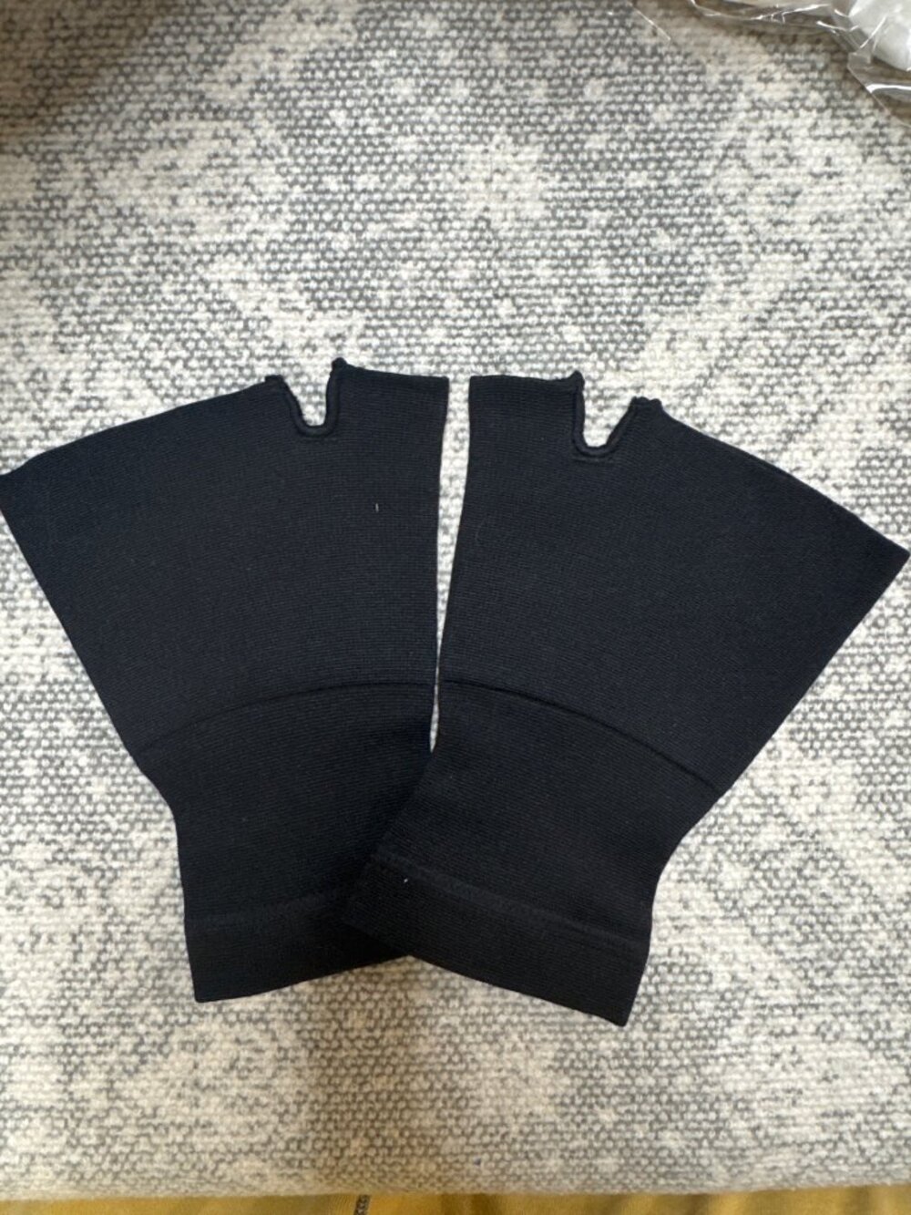 2 Pairs of Unisex Wrist and Thumb Support Gloves, Size Large